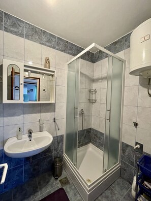 Apartment (A2) | Bathroom