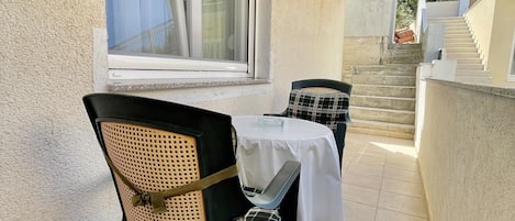 อพาร์ทเมนท์ (A1) | ลานระเบียง/นอกชาน