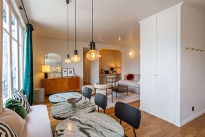 TV, offices - Habitat Parisien - 2BR/2BA AC Madeleine Opera II (Paris)