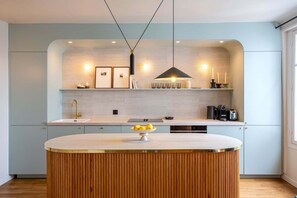 Fridge, microwave, oven, dishwasher - Habitat Parisien - 2BR/2BA AC Madeleine Opera II (Paris)