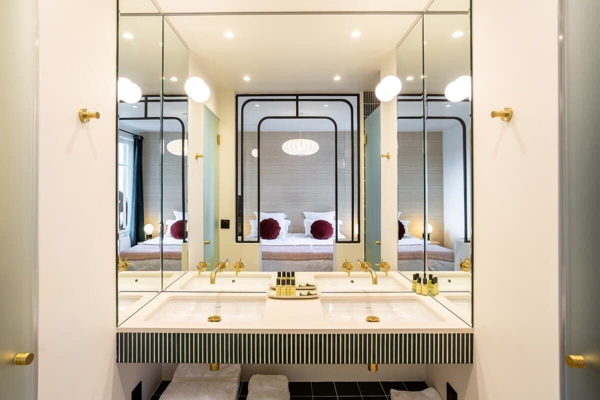 Iron/ironing board, travel crib, WiFi, bed sheets