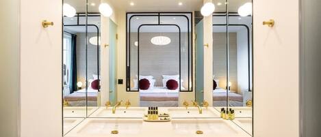 Iron/ironing board, travel crib, WiFi, bed sheets