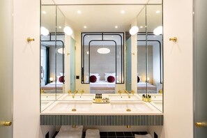 2 bedrooms, iron/ironing board, travel cot, WiFi - Habitat Parisien - 2BR/2BA AC Madeleine Opera II (Paris)