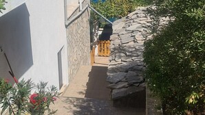 A stone staircase leading to a building with a view of the sea. - Apartments On the Beach (Sucuraj)