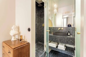 Shower, hair dryer - Habitat Parisien - 3 BR 3 BA - A/C à Bourse (Paris)
