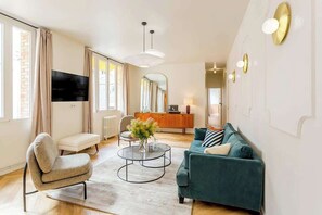 TV, offices - Habitat Parisien - 3 BR 3 BA - A/C à Bourse (Paris)