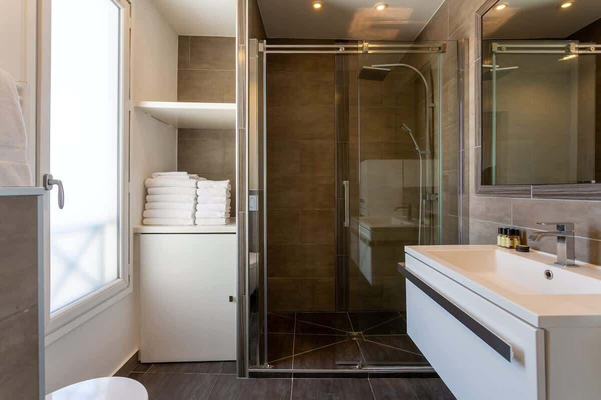 Douche, séchoir à cheveux, shampooing