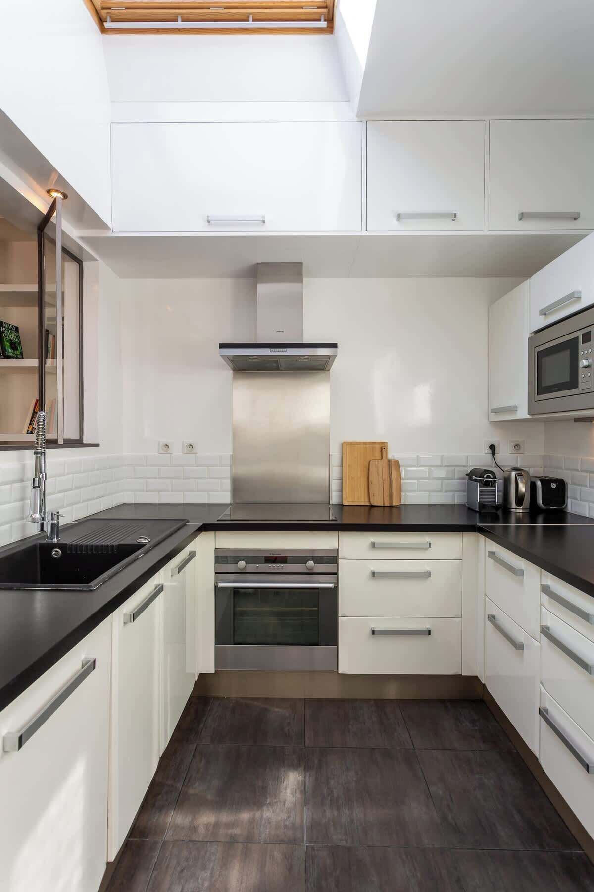 Réfrigérateur, micro-ondes, lave-vaisselle, cafetière/bouilloire