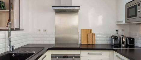 Frigorífico, microondas, lavavajillas y cafetera o tetera