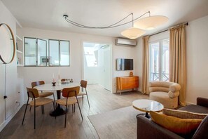 TV, offices - Elegant 2 bedroom apartment in St Germain (Paris)