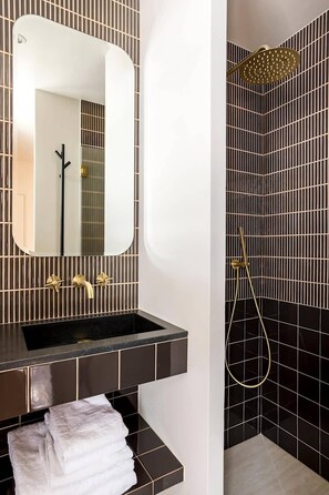 Shower, hair dryer - Habitat Parisien - 2BR/2BA AC Madeleine -Opera I (Paris)