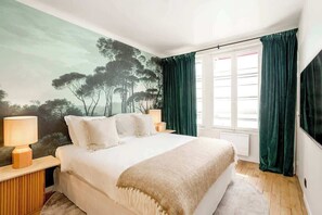 Iron/ironing board, travel cot, WiFi, bed sheets - Habitat Parisien - 2BR/2BA AC Madeleine -Opera I (Paris)