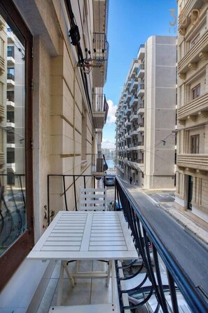 Outdoor dining - Cosy 2BR Apt with Balcony in the Heart of Sliema! (Sliema)