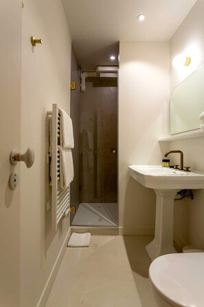 Shower, hair dryer - Habitat Parisien - 1 BR A/C - Montorgueil I (Paris)