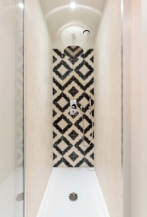 Shower, hair dryer, shampoo - Habitat Parisien - 3BR/3BA Air Con - 8 pax- Opera (Paris)