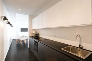 Fridge, microwave, oven, dishwasher - Habitat Parisien - 3BR/3BA Air Con - 8 pax- Opera (Paris)