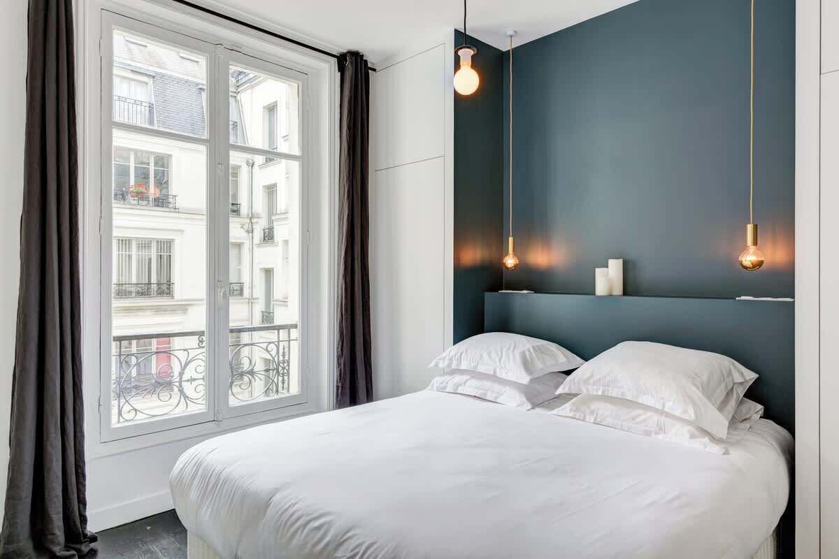 Iron/ironing board, travel crib, WiFi, bed sheets