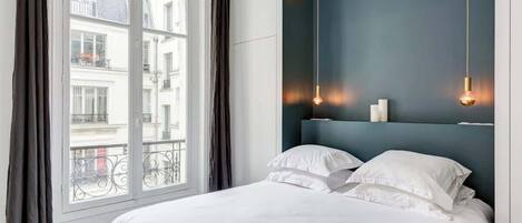 Iron/ironing board, travel crib, WiFi, bed sheets