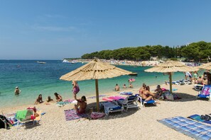 Una spiaggia nelle vicinanze