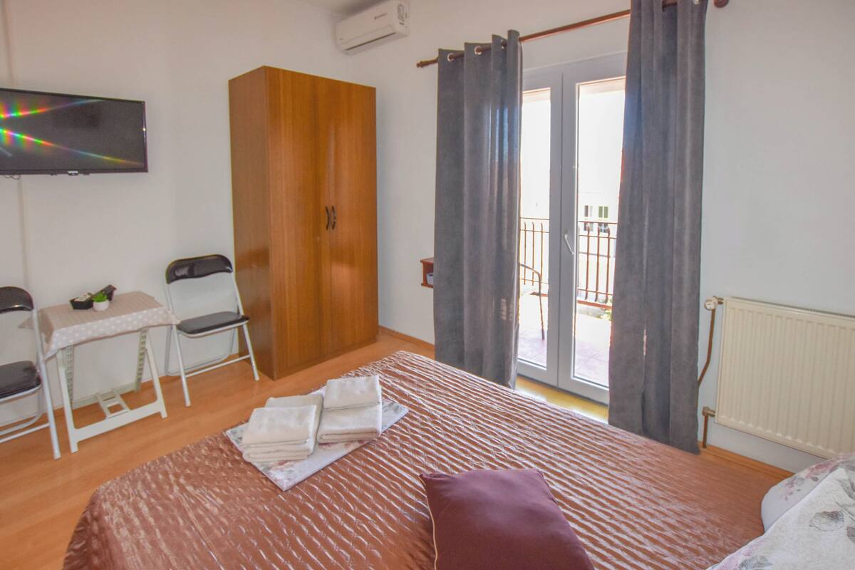 Room (S3) | Free WiFi