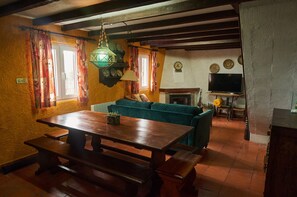 Living area - Mountain chalet with private toboggan run! It seems like a dream, but it's real! (Cortes do Meio)