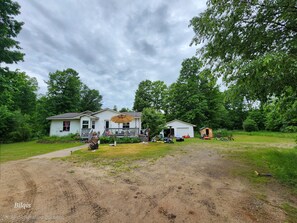 Property grounds - Spacious 6-bedroom 3-bath house in fabulous Beulah Michigan! 10 mi to Crystal MT (Beulah)