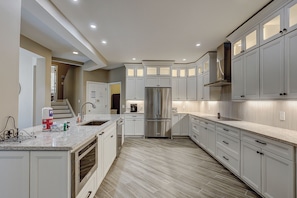Fridge, microwave, dishwasher, coffee/tea maker - Luxury 4 BR Vacation Home Private Pool/Hot Tub Walk to Beach Bikes & Beach Gear (Hilton Head Island)