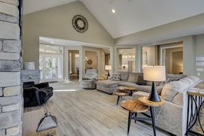 Living area - Luxury 4 BR Vacation Home Private Pool/Hot Tub Walk to Beach Bikes & Beach Gear (Hilton Head Island)