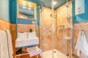Shower, towels