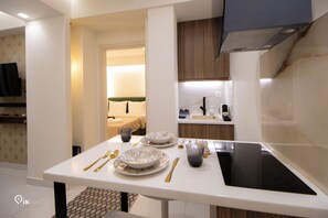 Fridge, oven, coffee/tea maker, electric kettle - FF Films - Athenian Luxury Residence (Athina)