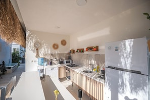 Full-sized fridge, microwave, stovetop, dishwasher - Kalender Pansiyon Fethiye (Fethiye)