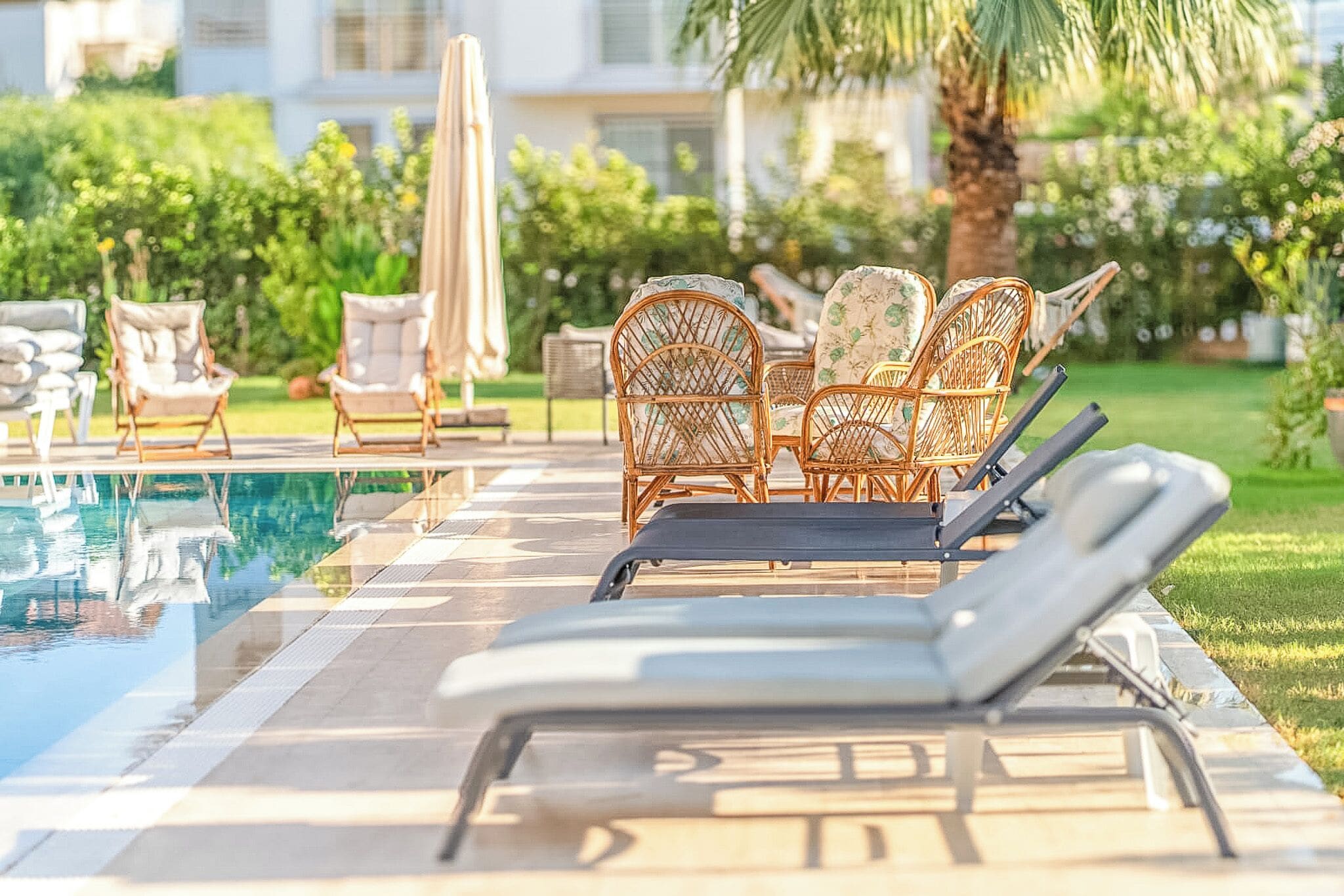 Piscine extérieure, parasols de plage, chaises longues