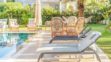 Piscine extérieure, parasols de plage, chaises longues