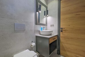 Familien-Suite, Balkon, Gartenblick | Badezimmer