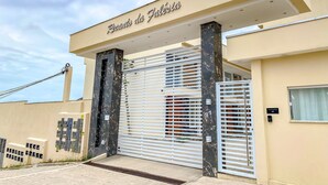 Entrada de un edificio con un letrero que dice 'Receintio da Favelia'.