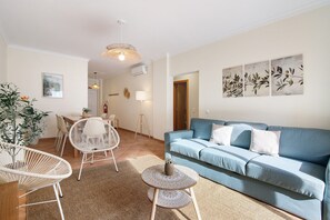 TV - Apartment '1B Apt Palmeira' with Shared Pool, Balcony and Wi-Fi (Santa Luzia)