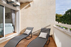 Terrace/patio - Apartment '1B Apt Palmeira' with Shared Pool, Balcony and Wi-Fi (Santa Luzia)