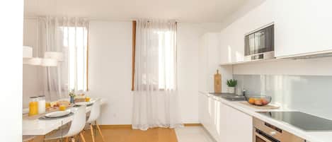 Apartment (A1) | Eigene KĂŒche | KĂŒhlschrank, Ofen, Herdplatte, GeschirrspĂŒler