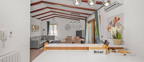 House | Private kitchen | Fridge, microwave, oven, stovetop