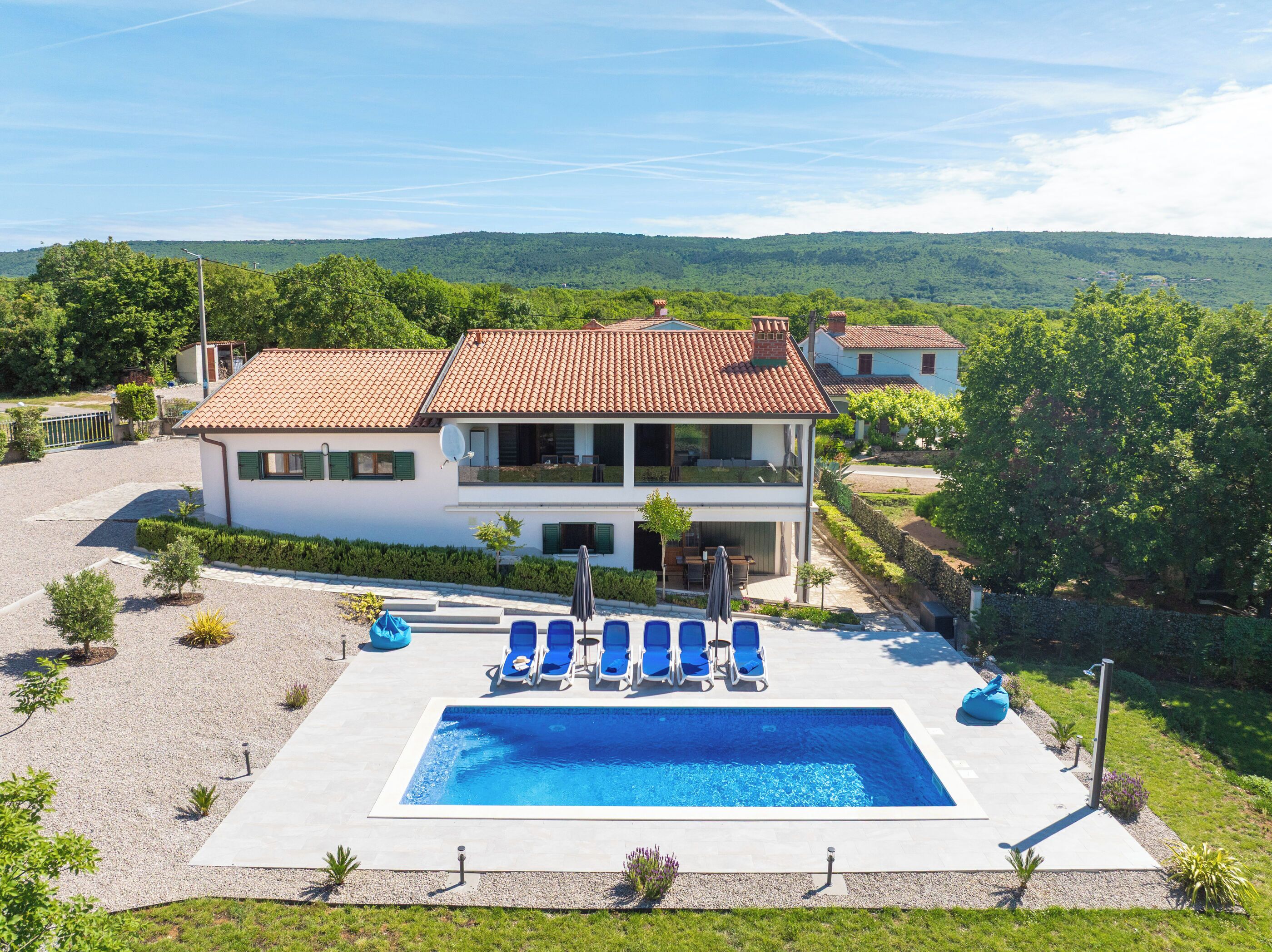 حمّام سباحة خارجي