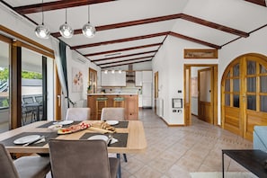 House | Private kitchen | Fridge, microwave, oven, stovetop - House Trget (Rasa)