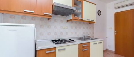 Appartement (A3) | Cuisine privée | Réfrigérateur, four à micro-ondes, surface de cuisson