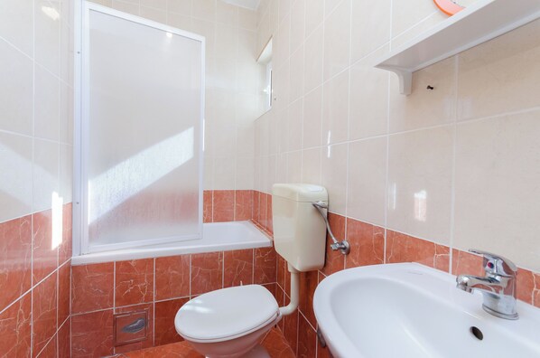 A bathroom with a toilet, sink, and shower. - Apartment Neda M (Lopar)