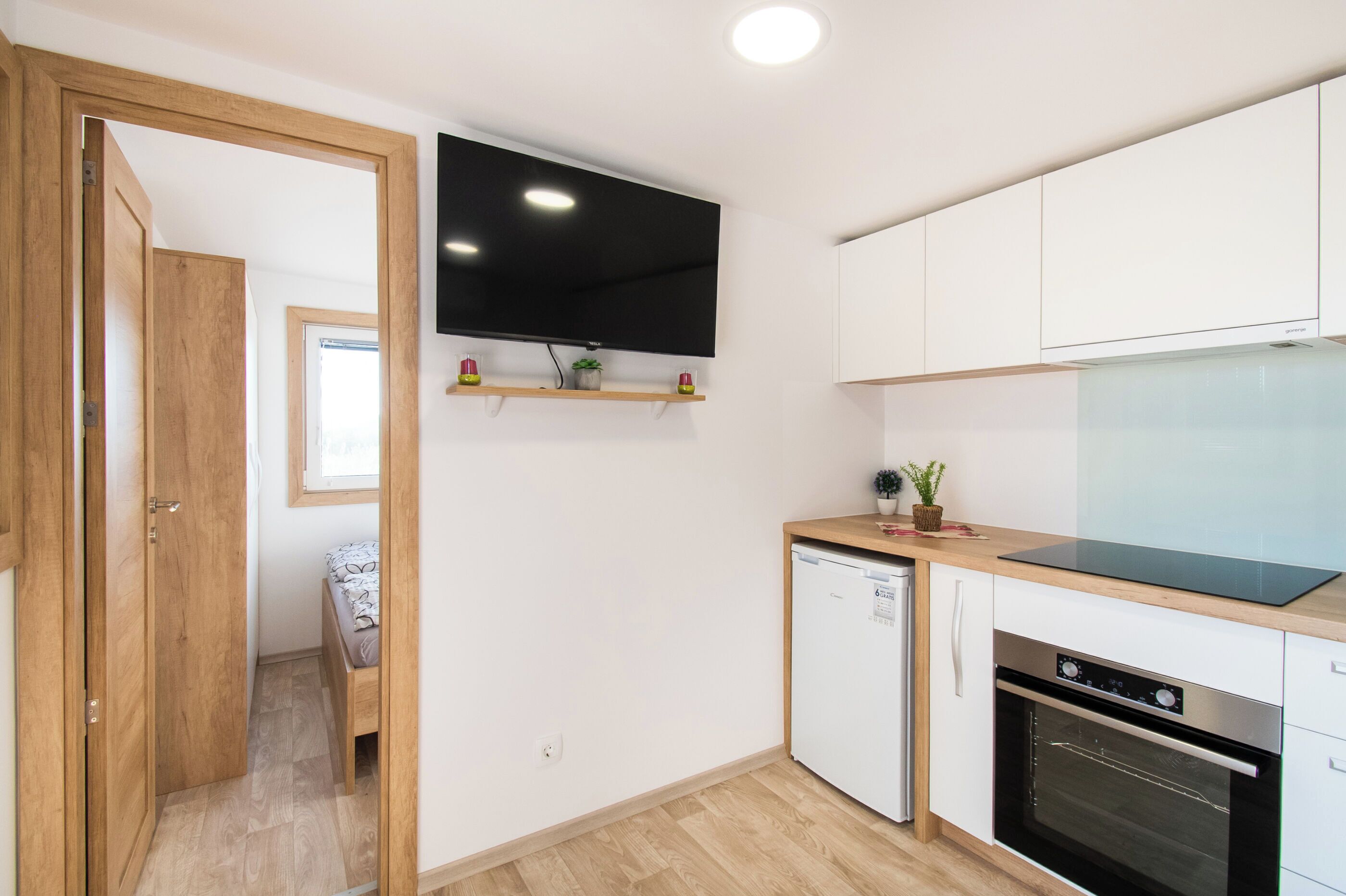 Casa | Cocina privada | Refrigerador, horno, parrilla de estufa y tetera eléctrica 