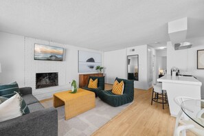 Smart TV, fireplace - Steps to Windnsea Beach | Parking, Patio, Location! (La Jolla)