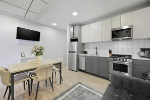 Wasserkocher mit Kaffee-/Teezubehör, Kühlschrank, Mikrowelle, Ofen