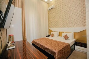 Desk, laptop workspace, soundproofing, free WiFi - Dionis Hotel (Baku)