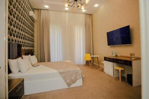 Desk, laptop workspace, soundproofing, free WiFi - Dionis Hotel (Baku)