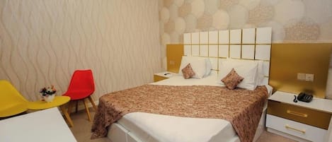 Kamar Double atau Twin Standar | Meja kerja, ruang kerja ramah laptop, dan Wi-Fi gratis