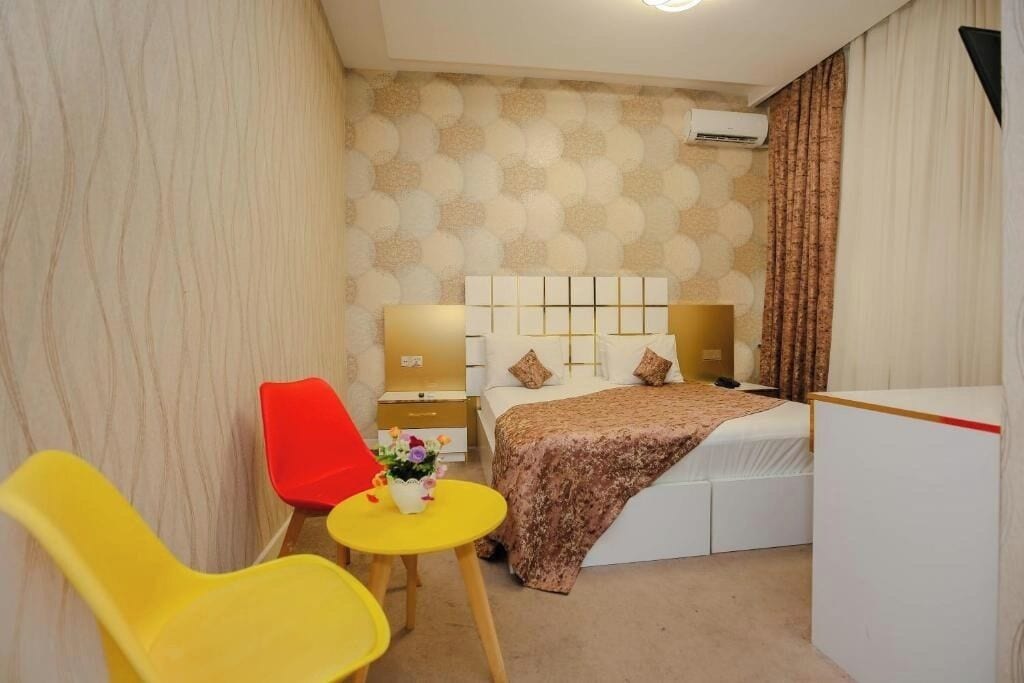 Escritorio, espacio para trabajar con laptop y wifi gratis 